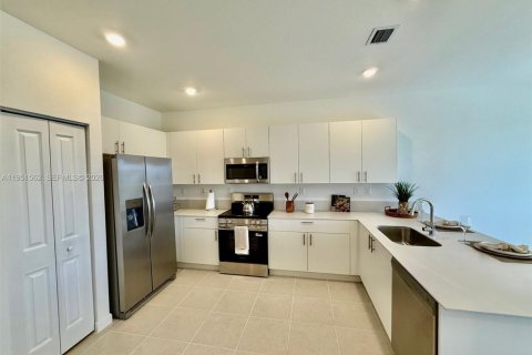 Touwnhouse à louer à Homestead, Floride: 4 chambres, 169.08 m2 № 2006260 - photo 11