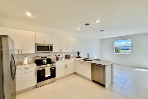 Touwnhouse à louer à Homestead, Floride: 4 chambres, 169.08 m2 № 2006260 - photo 2