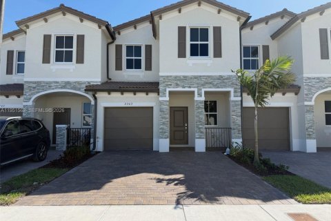 Touwnhouse à louer à Homestead, Floride: 4 chambres, 169.08 m2 № 2006260 - photo 1