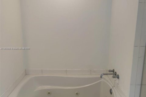 Condo in Miami, Florida, 1 bedroom  № 1956030 - photo 21