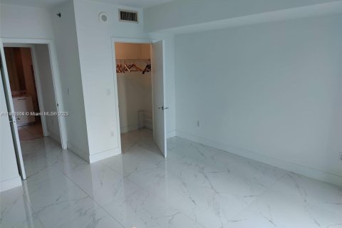 Condo in Miami, Florida, 1 bedroom  № 1956030 - photo 19