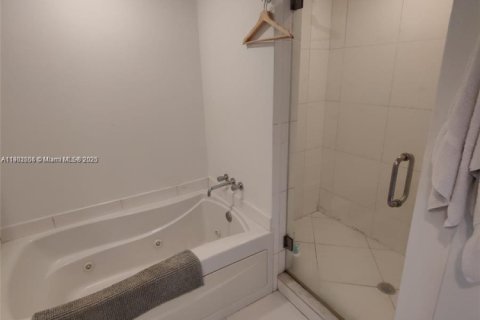 Condo in Miami, Florida, 1 bedroom  № 1956030 - photo 13
