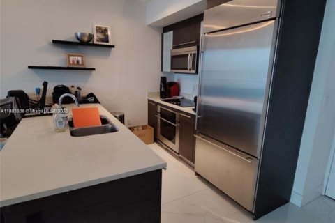 Condo in Miami, Florida, 1 bedroom  № 1956030 - photo 4