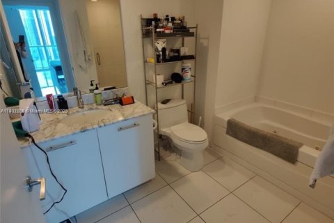 Condo in Miami, Florida, 1 bedroom  № 1956030 - photo 12