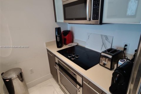 Condo in Miami, Florida, 1 bedroom  № 1956030 - photo 3
