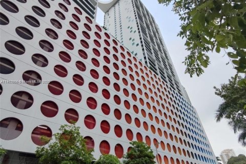 Condo in Miami, Florida, 1 bedroom  № 1956030 - photo 1