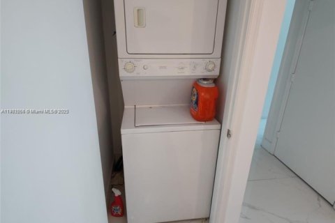 Condo in Miami, Florida, 1 bedroom  № 1956030 - photo 11