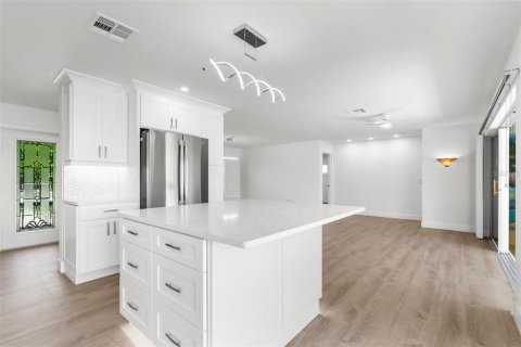 House in Punta Gorda, Florida 3 bedrooms, 168.06 sq.m. № 1793914 - photo 4