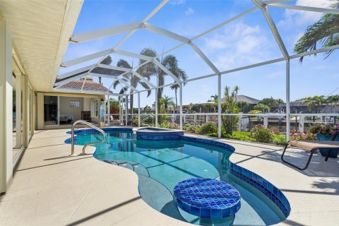 House in Punta Gorda, Florida 3 bedrooms, 168.06 sq.m. № 1793914 - photo 5