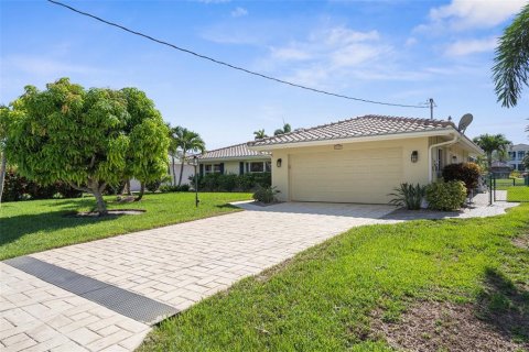 House in Punta Gorda, Florida 3 bedrooms, 168.06 sq.m. № 1793914 - photo 8