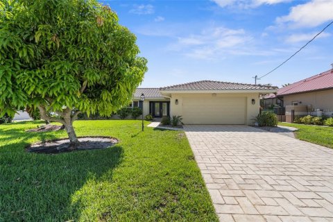 House in Punta Gorda, Florida 3 bedrooms, 168.06 sq.m. № 1793914 - photo 7
