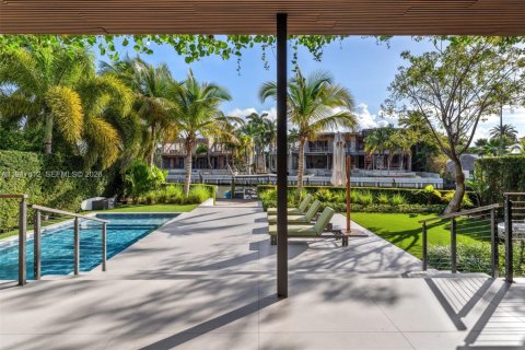 Casa en venta en Miami, Florida, 5 dormitorios, 407.1 m2 № 2003714 - foto 26