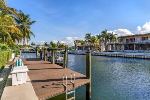 Casa en venta en Miami, Florida, 5 dormitorios, 407.1 m2 № 2003714 - foto 2