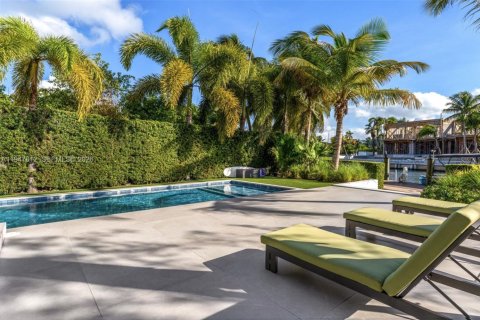 Casa en venta en Miami, Florida, 5 dormitorios, 407.1 m2 № 2003714 - foto 16