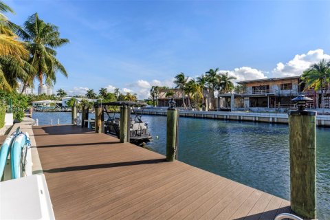 Casa en venta en Miami, Florida, 5 dormitorios, 407.1 m2 № 2003714 - foto 19