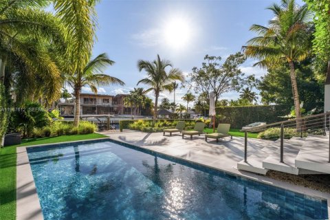 Casa en venta en Miami, Florida, 5 dormitorios, 407.1 m2 № 2003714 - foto 15