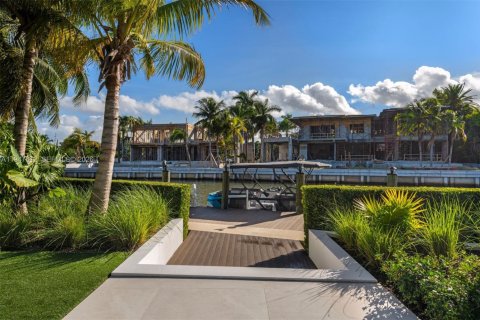 Casa en venta en Miami, Florida, 5 dormitorios, 407.1 m2 № 2003714 - foto 30