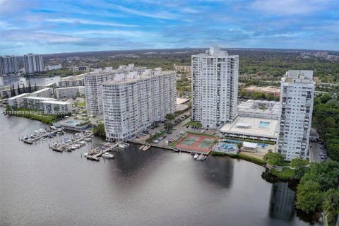 Condo in Aventura, Florida, 2 bedrooms  № 1875518 - photo 22