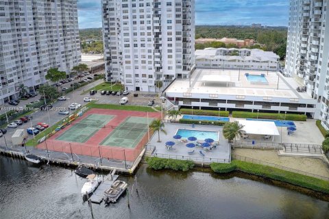 Condo in Aventura, Florida, 2 bedrooms  № 1875518 - photo 24