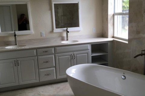 House in Homestead, Florida 4 bedrooms, 276.11 sq.m. № 2058471 - photo 10