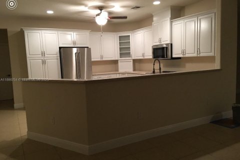 House in Homestead, Florida 4 bedrooms, 276.11 sq.m. № 2058471 - photo 5