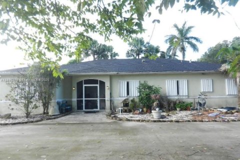 House in Homestead, Florida 4 bedrooms, 276.11 sq.m. № 2058471 - photo 3