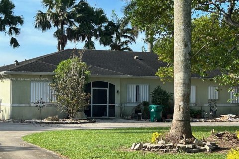 House in Homestead, Florida 4 bedrooms, 276.11 sq.m. № 2058471 - photo 2