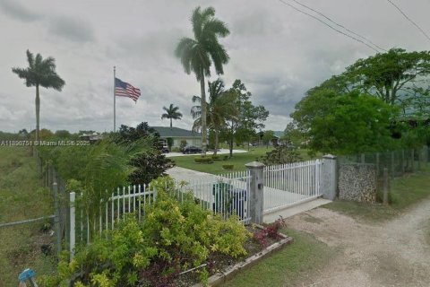 House in Homestead, Florida 4 bedrooms, 276.11 sq.m. № 2058471