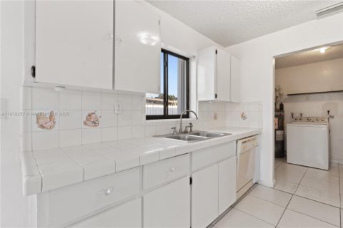 Villa ou maison à louer à Miami, Floride: 3 chambres, 98.1 m2 № 1975012 - photo 5