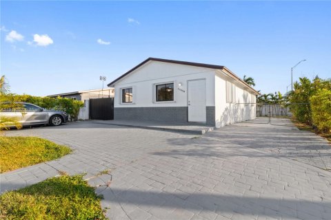 Villa ou maison à louer à Miami, Floride: 3 chambres, 98.1 m2 № 1975012 - photo 1