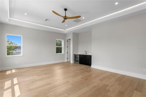 House in Tampa, Florida 4 bedrooms, 425.4 sq.m. № 2354792 - photo 5
