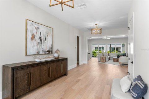House in Tampa, Florida 4 bedrooms, 425.4 sq.m. № 2354792 - photo 10