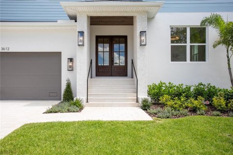 House in Tampa, Florida 4 bedrooms, 425.4 sq.m. № 2354792 - photo 8
