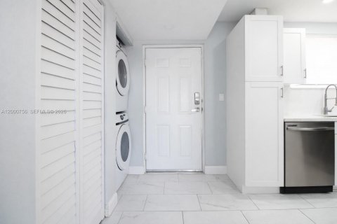 Condo in Miami, Florida, 2 bedrooms  № 2065082 - photo 10