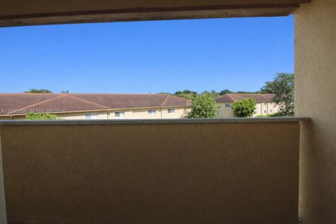 Condo in Miami, Florida, 2 bedrooms  № 2065082 - photo 12