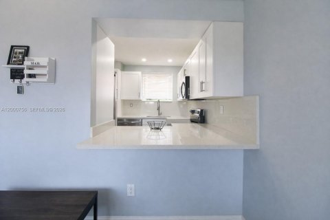 Condo in Miami, Florida, 2 bedrooms  № 2065082 - photo 9