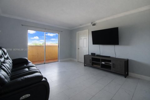 Condo in Miami, Florida, 2 bedrooms  № 2065082 - photo 2
