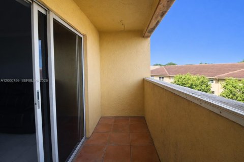 Condo in Miami, Florida, 2 bedrooms  № 2065082 - photo 13