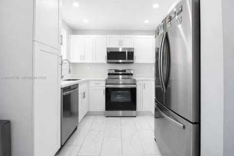 Condo in Miami, Florida, 2 bedrooms  № 2065082 - photo 8