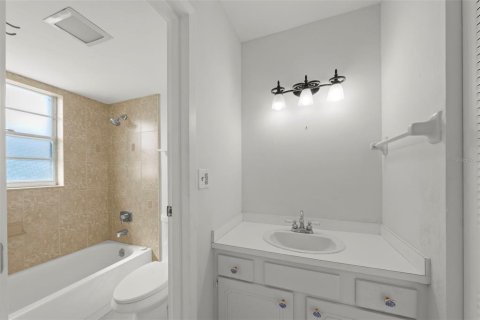 Condo in Fort Myers Beach, Florida, 2 bedrooms № 2384000 - photo 21