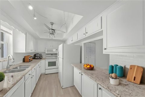 Condo in Fort Myers Beach, Florida, 2 bedrooms № 2384000 - photo 14