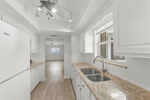 Condo in Fort Myers Beach, Florida, 2 bedrooms № 2384000 - photo 13