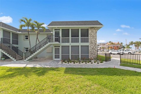 Condo in Fort Myers Beach, Florida, 2 bedrooms № 2384000 - photo 6