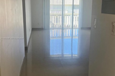 Condominio en alquiler en Miami, Florida, 2 dormitorios, 85.47 m2 № 2056718 - foto 2