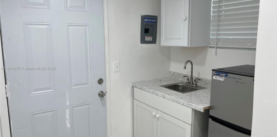 Immobilier commercial à North Miami Beach, Floride 1 chambre № 1775791
