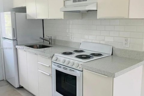 House in North Miami Beach, Florida 2 bedrooms, 92.9 sq.m. № 2251086 - photo 10