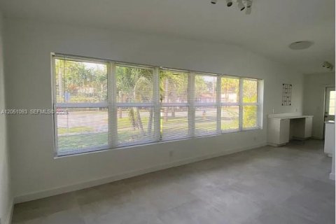 House in North Miami Beach, Florida 2 bedrooms, 92.9 sq.m. № 2251086 - photo 5