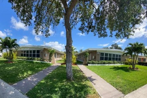 House in North Miami Beach, Florida 2 bedrooms, 92.9 sq.m. № 2251086 - photo 2