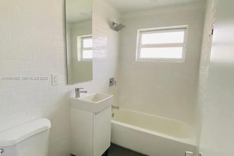 House in North Miami Beach, Florida 2 bedrooms, 92.9 sq.m. № 2251086 - photo 13