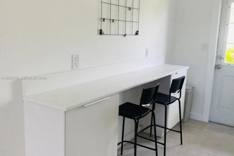 House in North Miami Beach, Florida 2 bedrooms, 92.9 sq.m. № 2251086 - photo 9